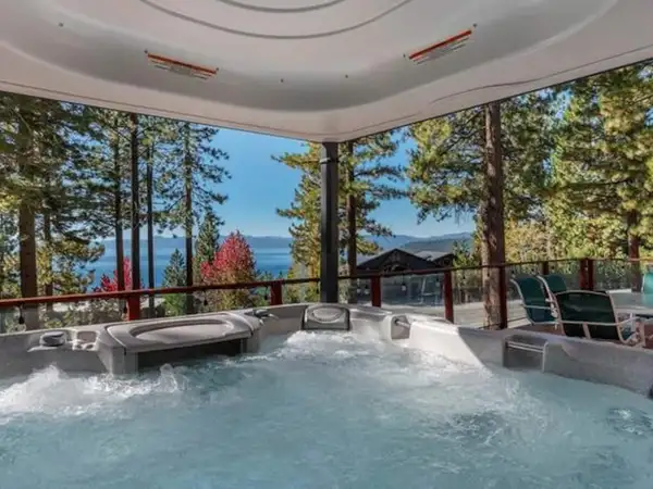 Hot tub on the deck at Lake View Treasure