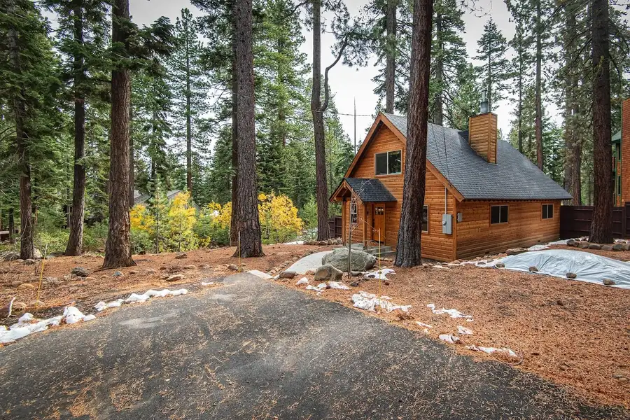 Wood-sided cabin among pines with a paved driveway, Restful North Ridge