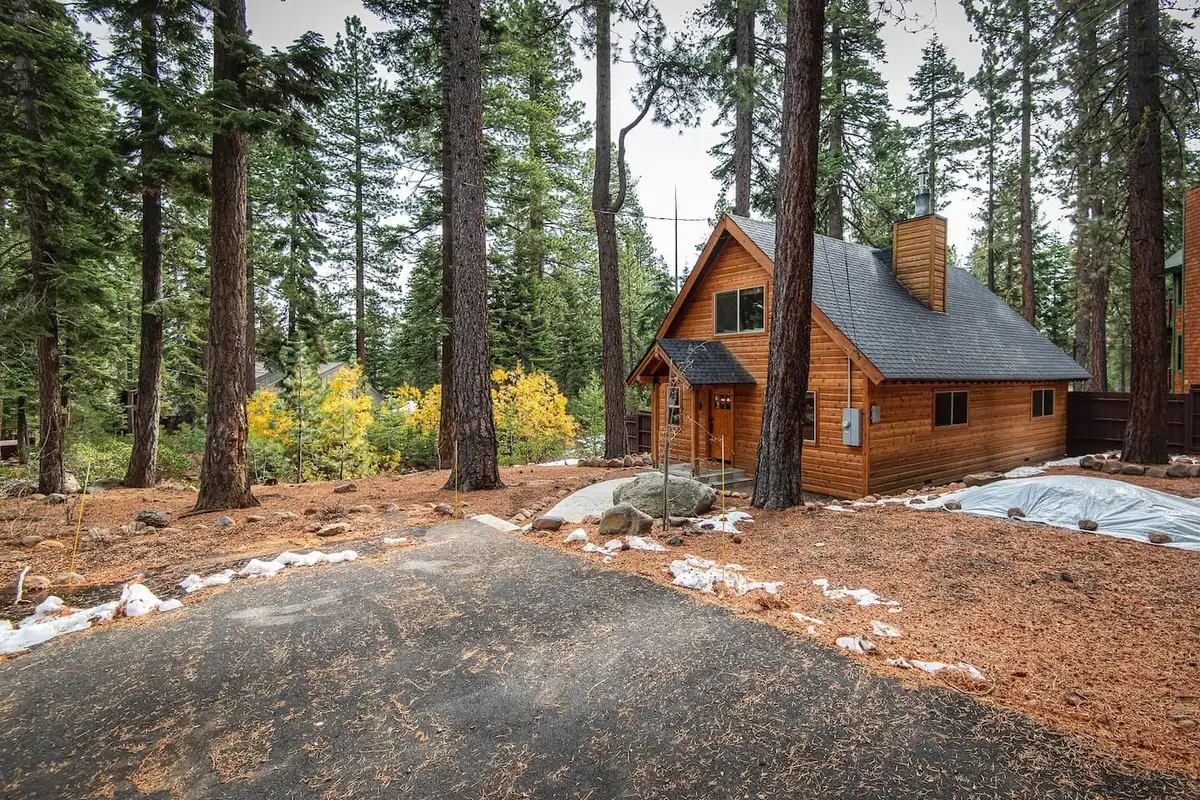 Wood-sided cabin among pines with a paved driveway, Restful North Ridge