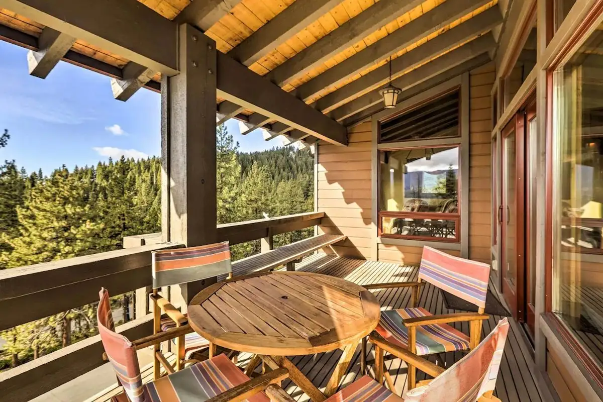 Outdoor dining, Lakeview Oasis