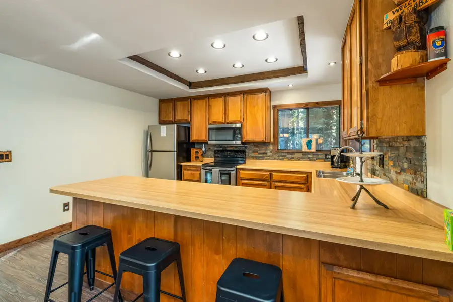 Kitchen breakfast bar with black metal stools, Grand Regency Retreat