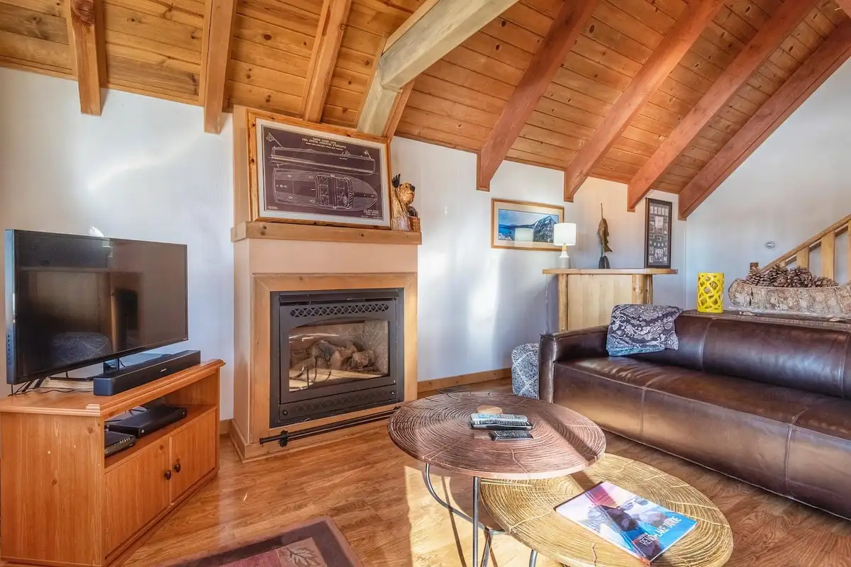 Living room with gas fireplace and leather sofa, Lakeview Serenity Cottage