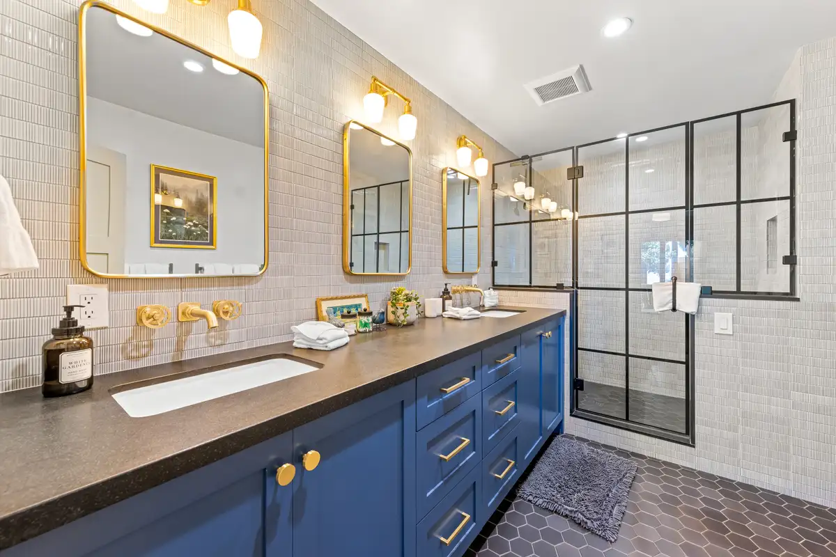 Master Bathroom, Lakeside Luxe Retreat