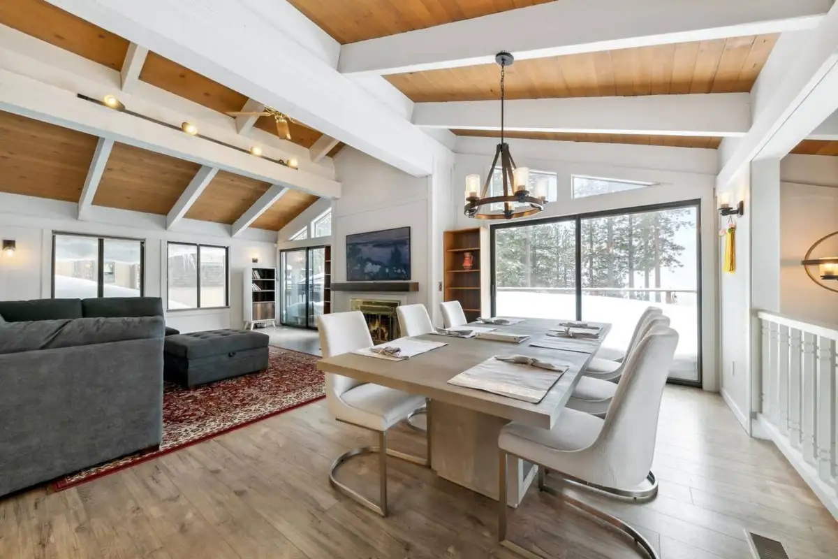 Living Room/Dining, Lake View Treasure
