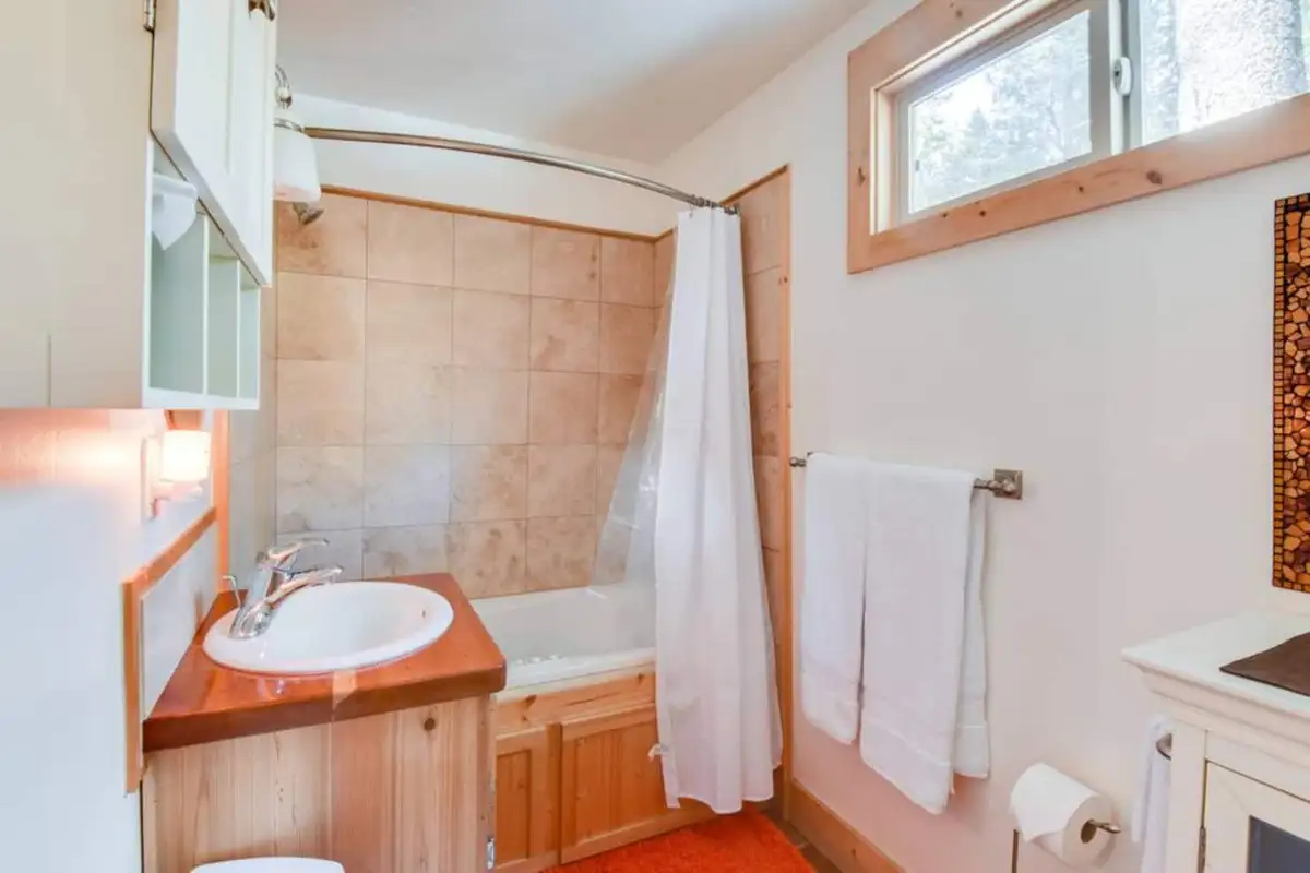 1st floor bathroom, Tranquil Trails Cabin