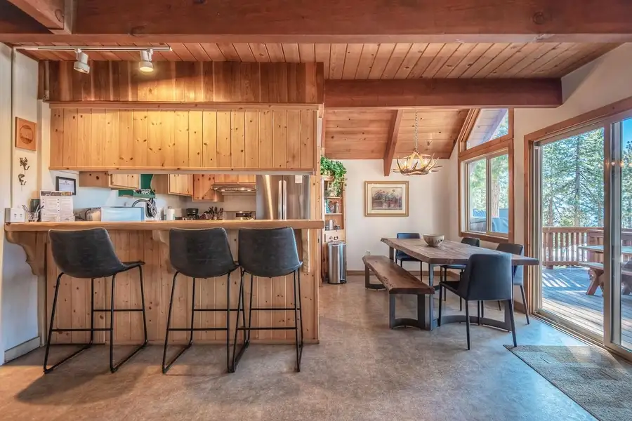 Kitchen breakfast bar with stools and dining table, Lakeview Serenity Cottage