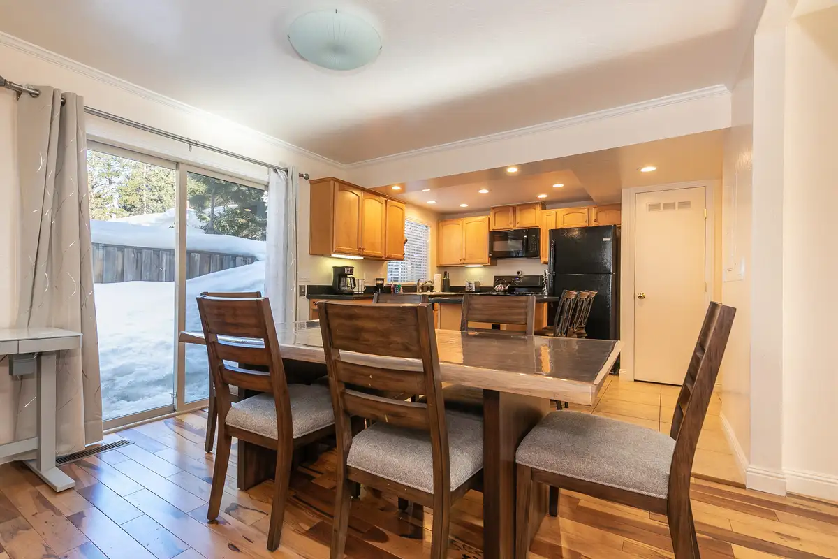 Dining table with seating for 6, Trailside Tahoe Townhouse