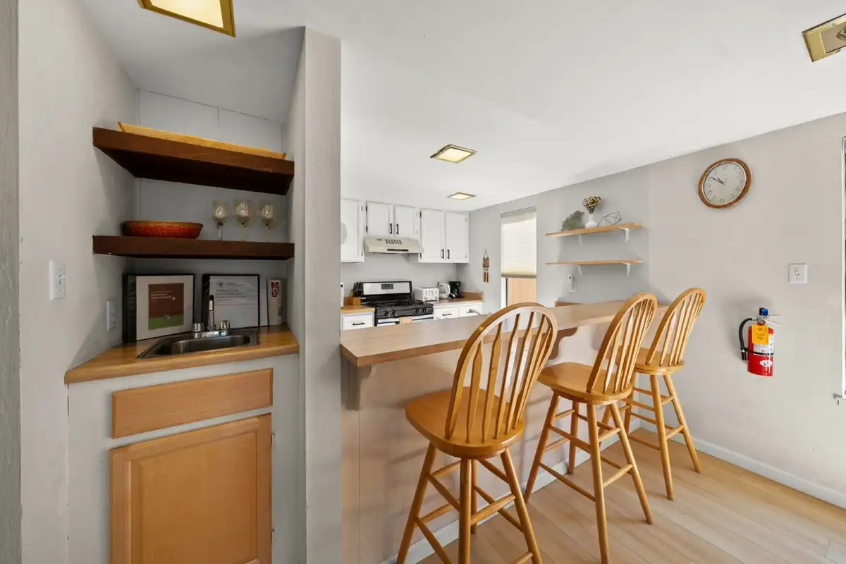 Kitchen breakfast bar with wooden stools, Skiway Suite