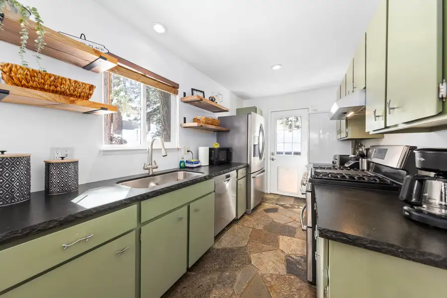 Fully equipped kitchen with high end stainless steel appliances and gas stove, Mountaintop Retreat