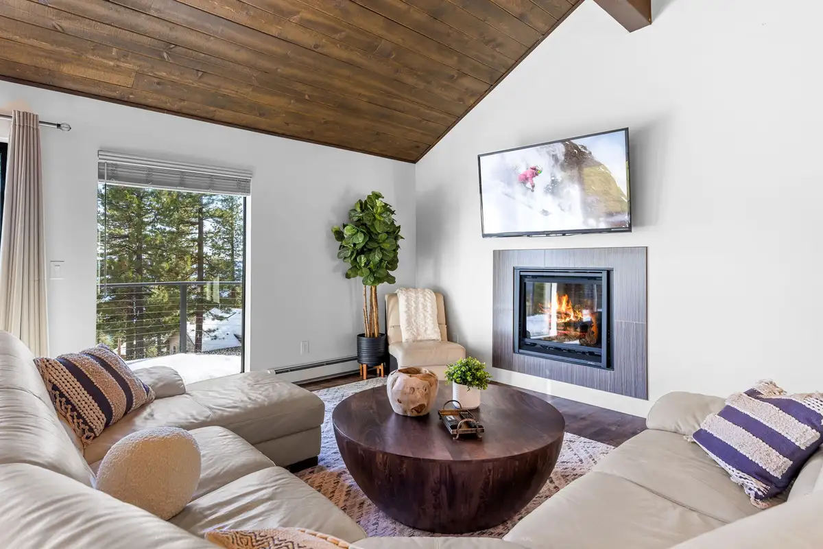 Cozy Living room with TV and gas Fireplace, Incline Lakehouse Lookout