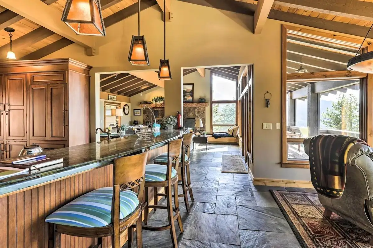 Private kitchen, Lakeview Oasis