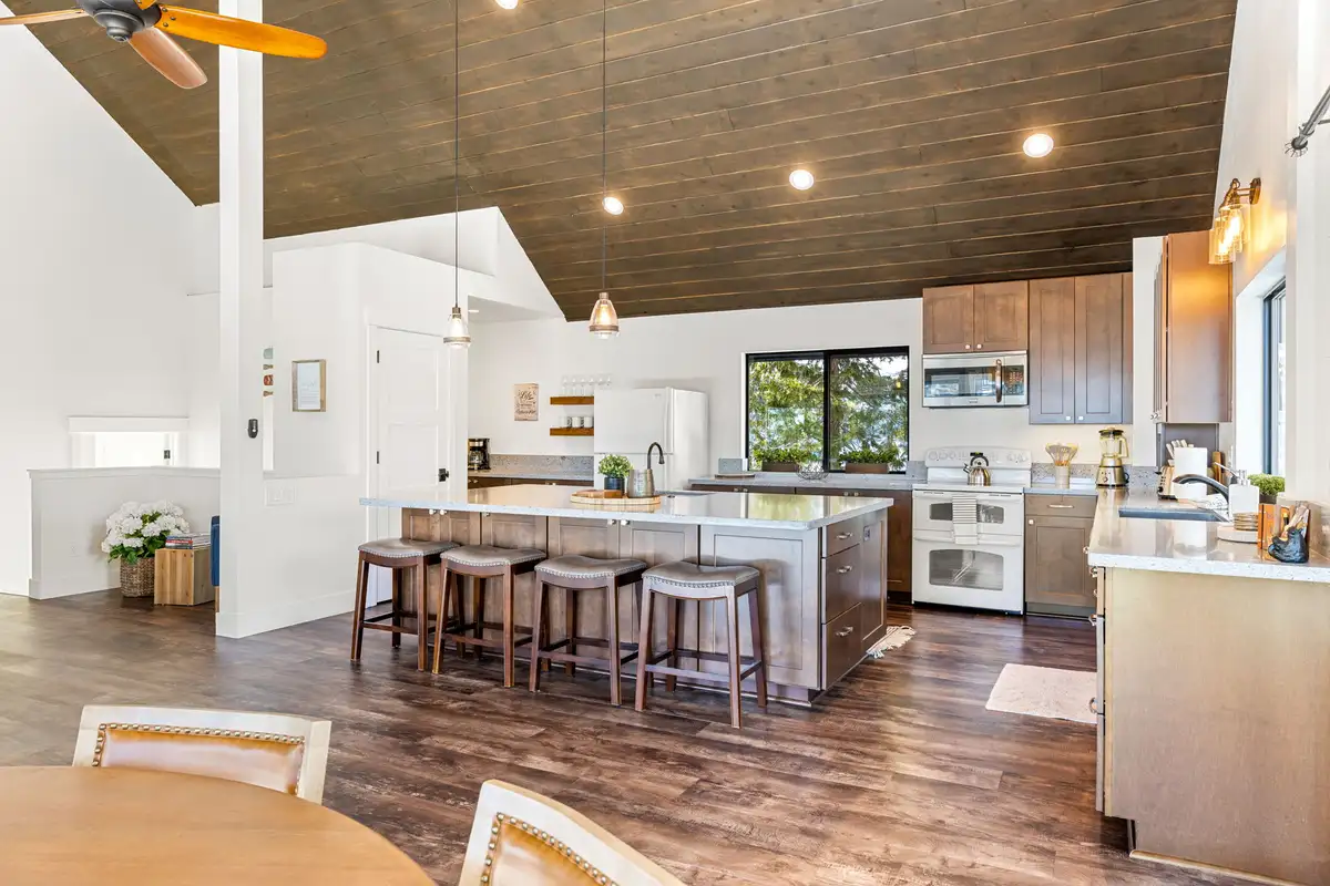 Kitchen with Island bar seating for 4, Incline Lakehouse Lookout