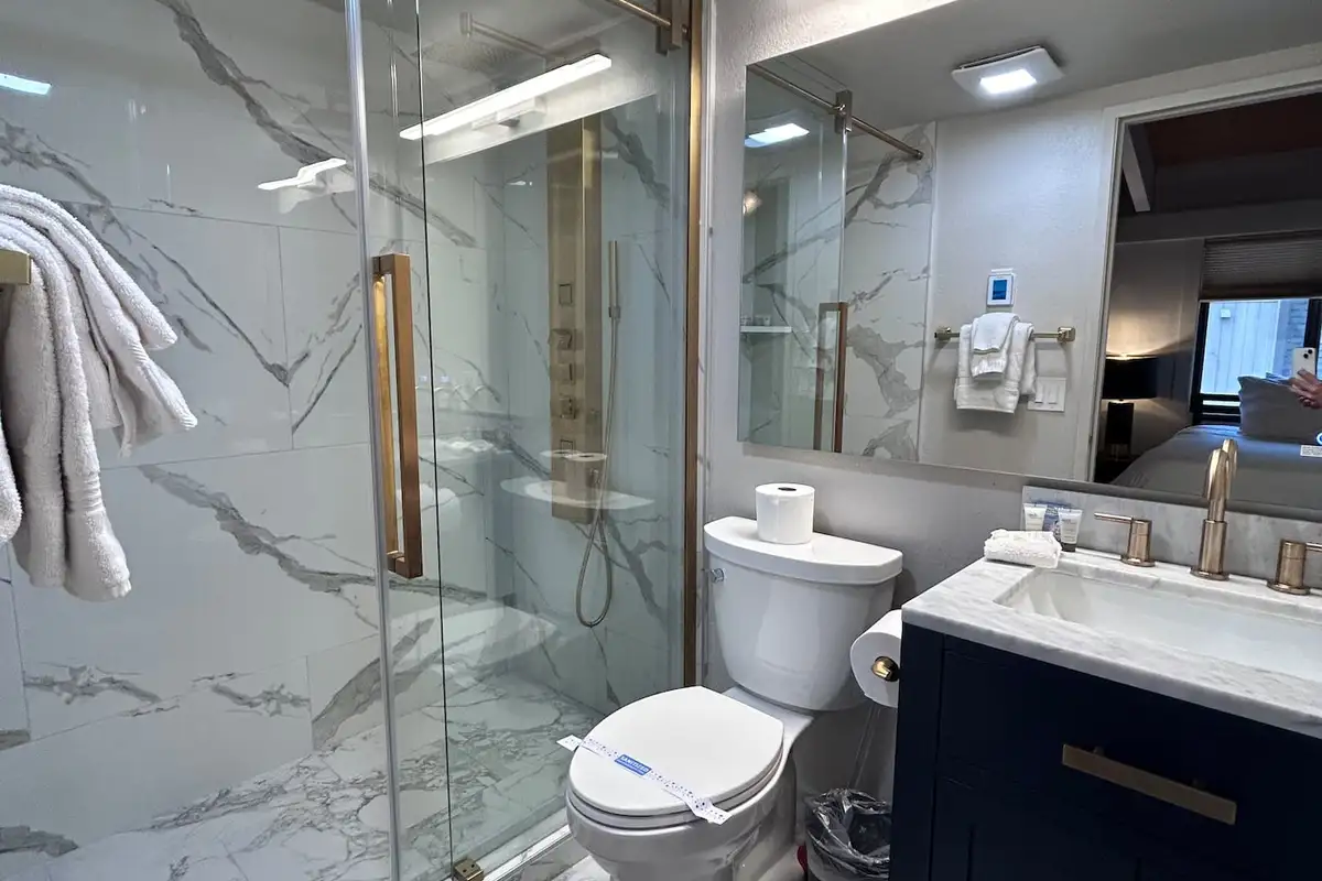 attached bathroom, Lake View Treasure