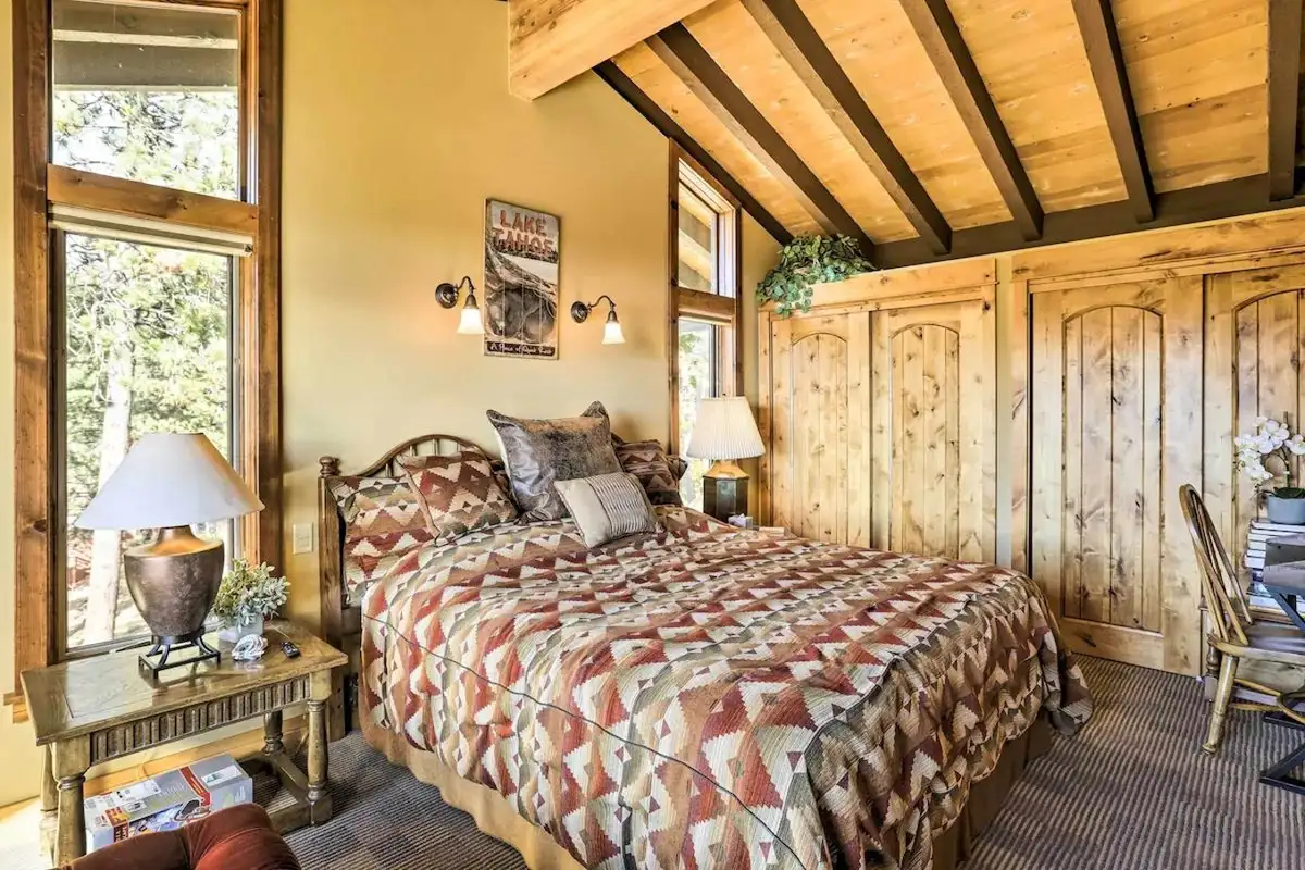 Room, Lakeview Oasis