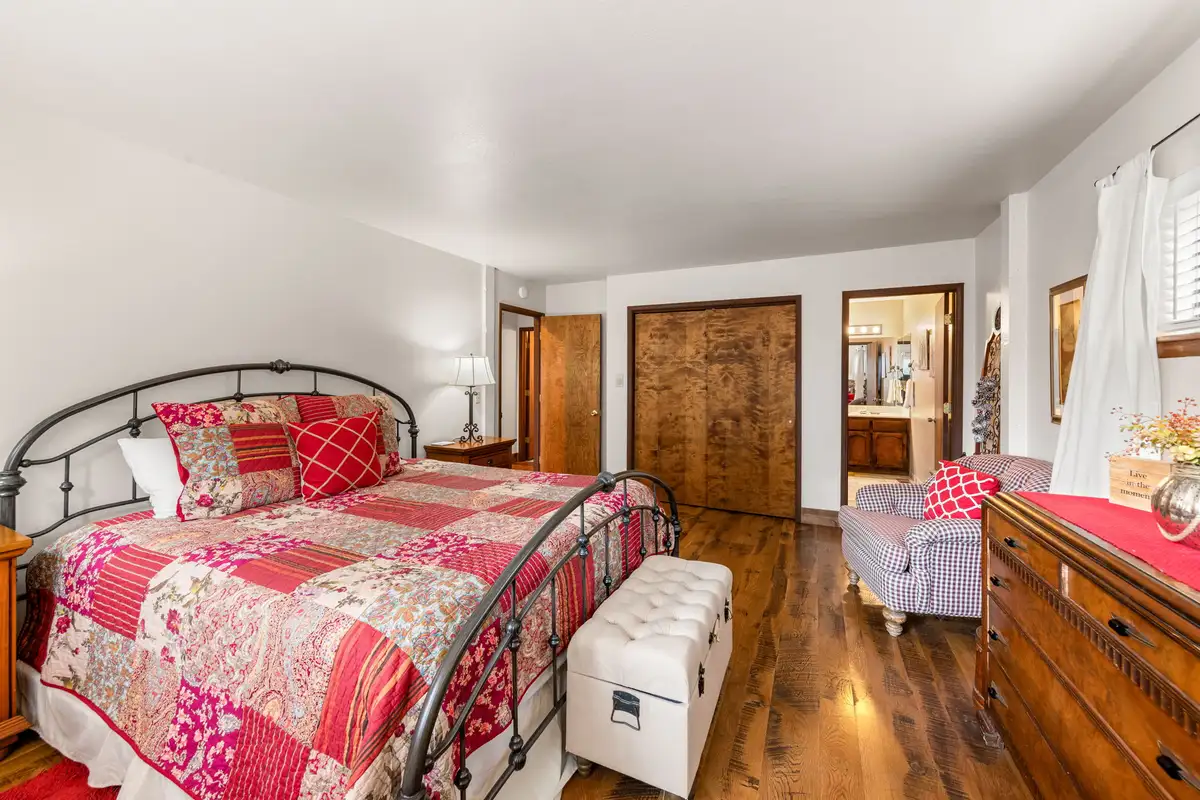 Master bedroom King 2nd floor, Evergreen Hideout