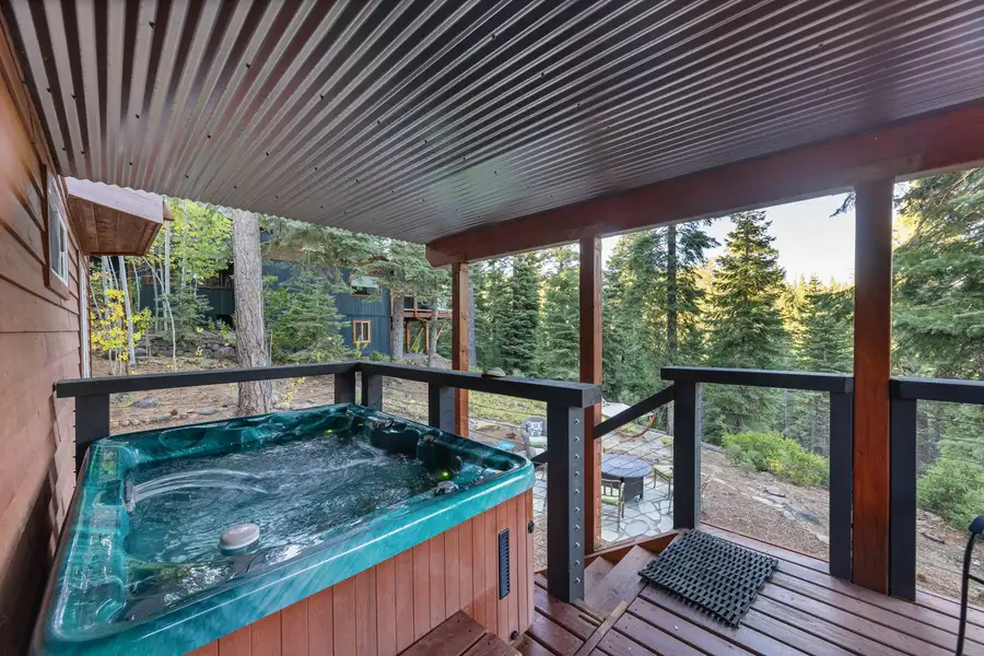 Bottom floor deck with hot tub, Lakeview Grandeur