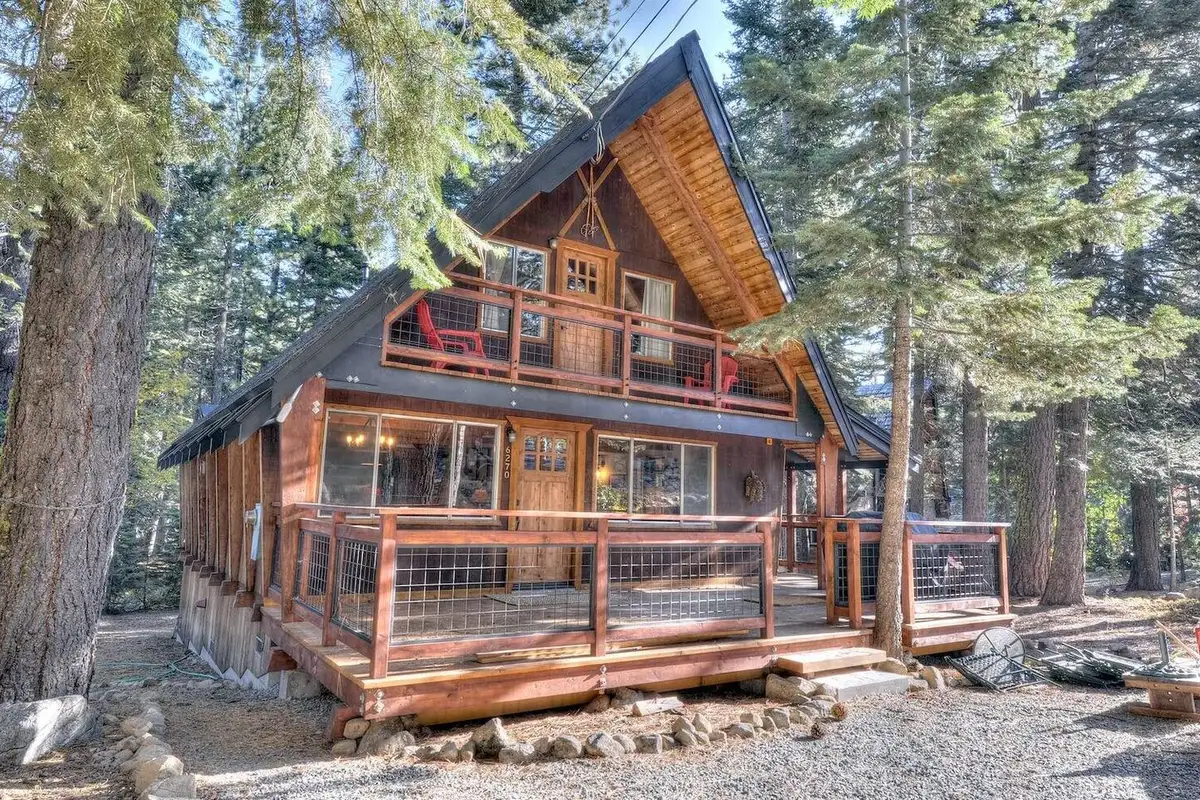 Enjoy a morning coffee or a evening burger, sit out and watch the sunset, Enchanting Chamberlands Cabin