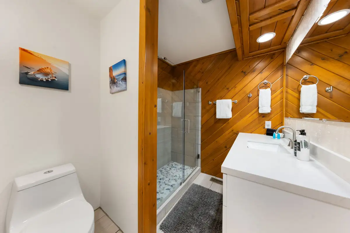 Master bathroom, Sierra Woodlands Getaway