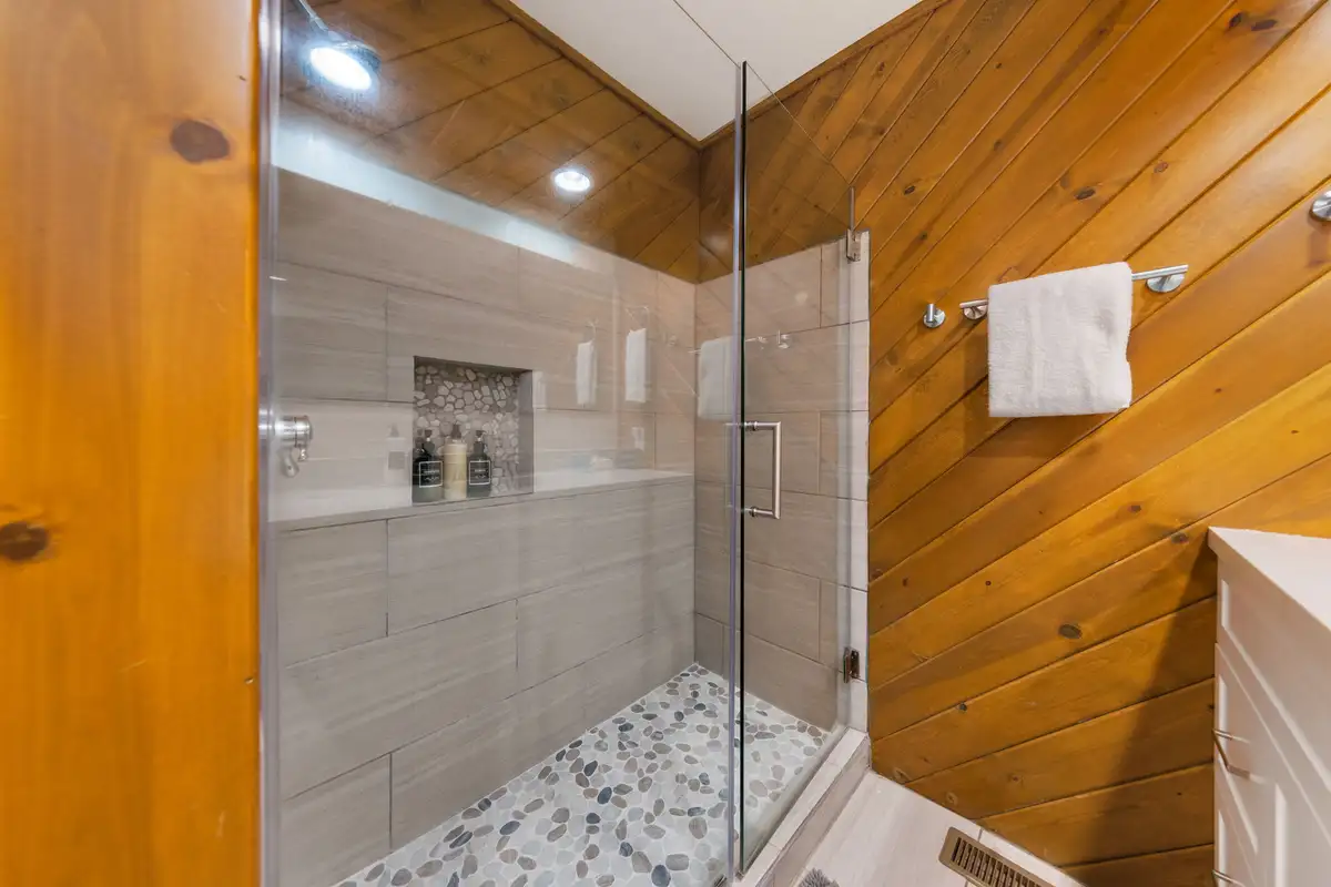 Master bathroom, Sierra Woodlands Getaway