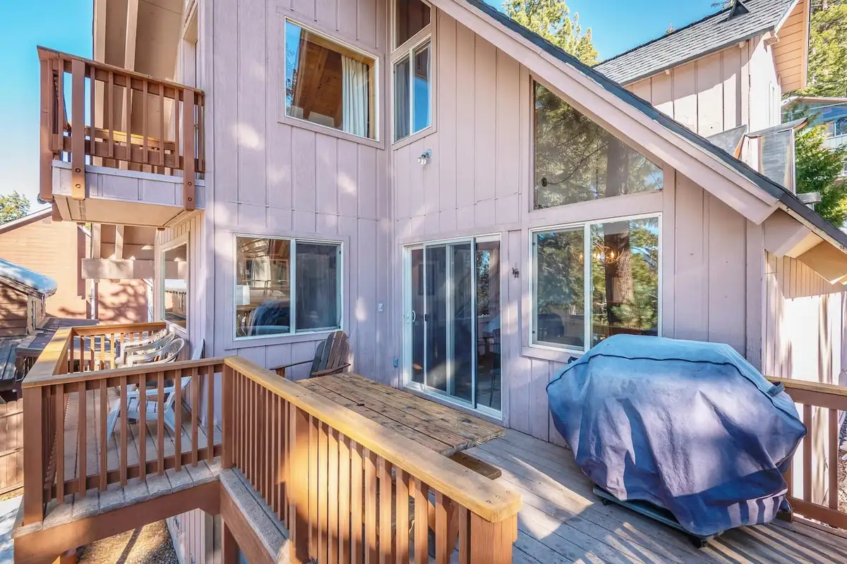Deck with railings and a covered grill, Lakeview Serenity Cottage
