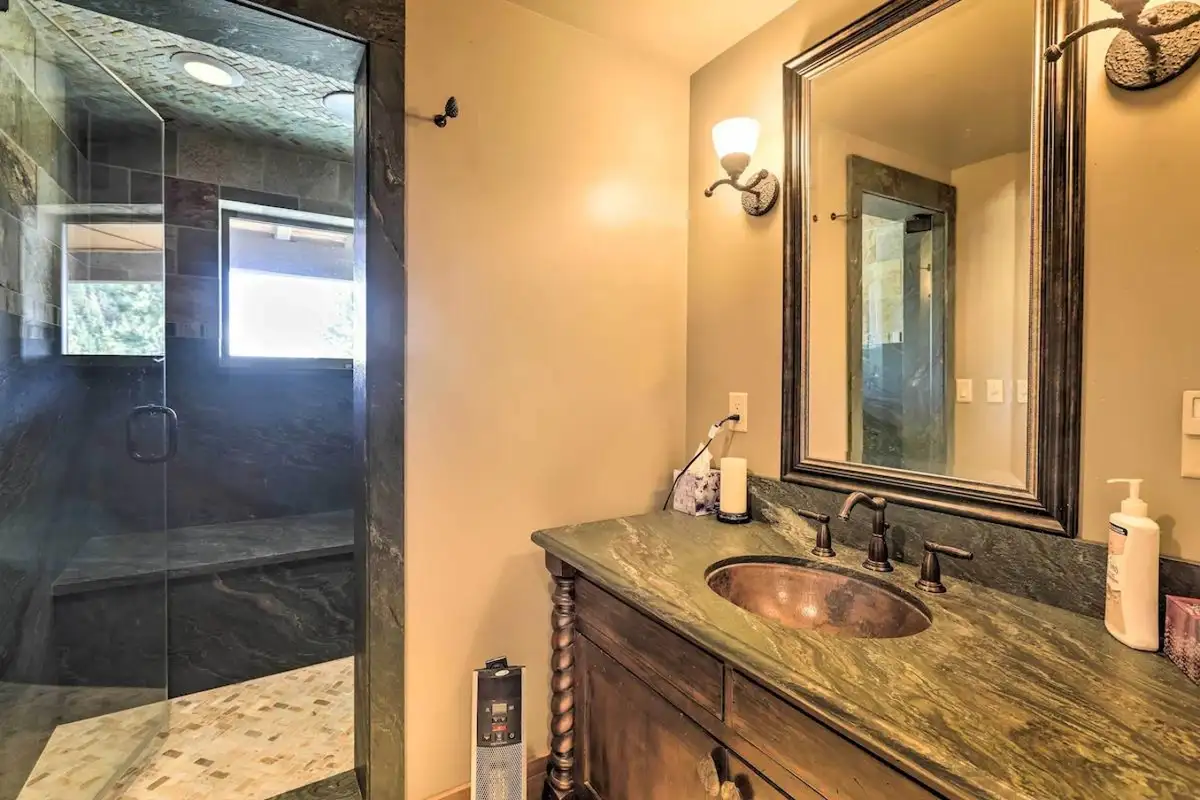 Full Bathroom | Towels Provided | Complimentary Toiletries, Lakeview Oasis