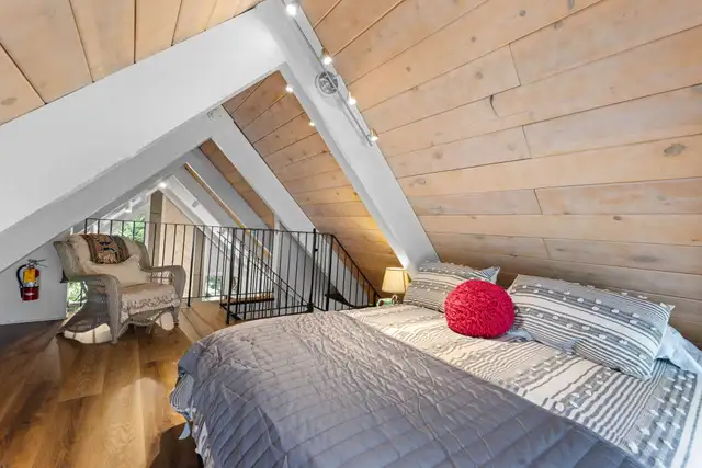 Loft area - queen bed