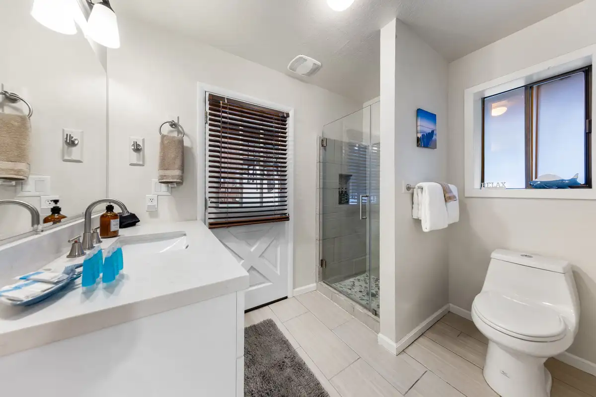 Lower level bathroom, Sierra Woodlands Getaway