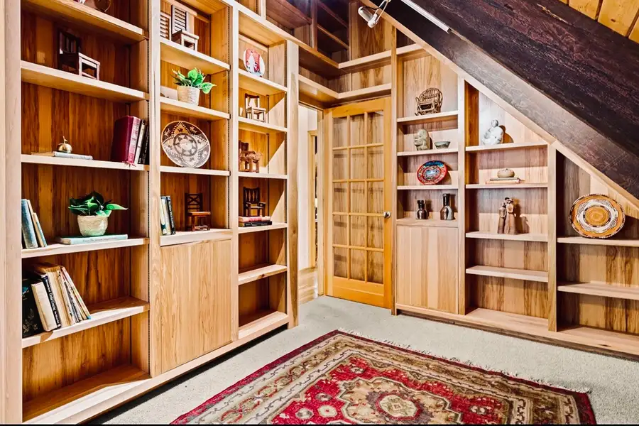 Second Floor 2nd bedroom/ office space, Sunlit Incline Retreat