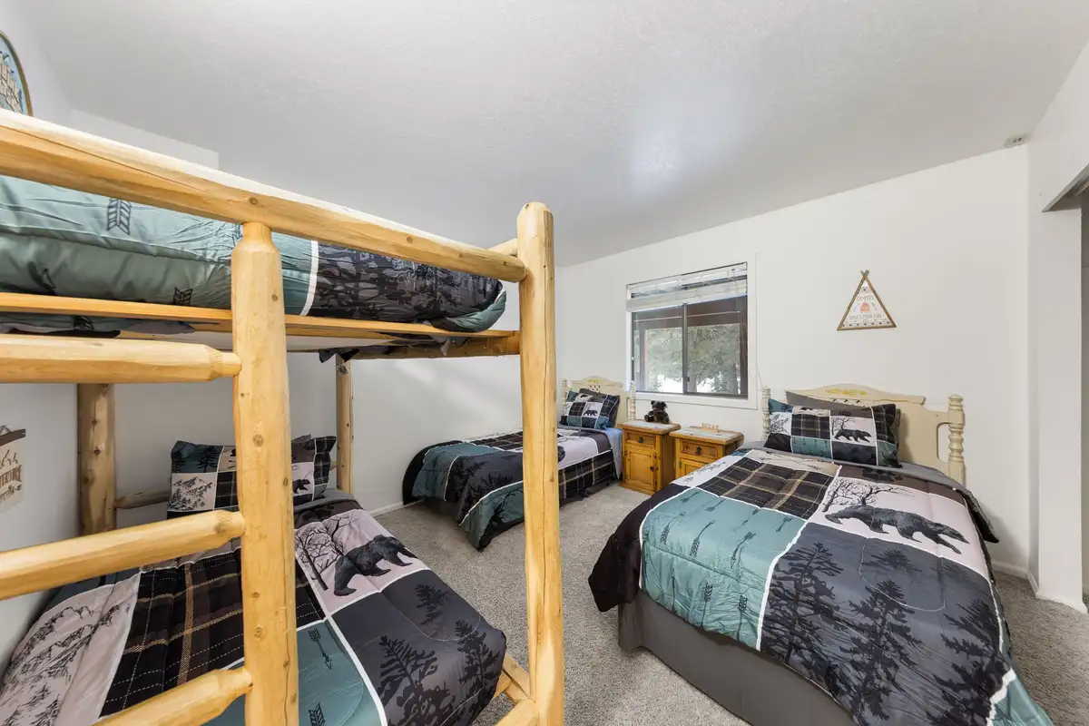 3rd bedroom on lower level, Sierra Woodlands Getaway