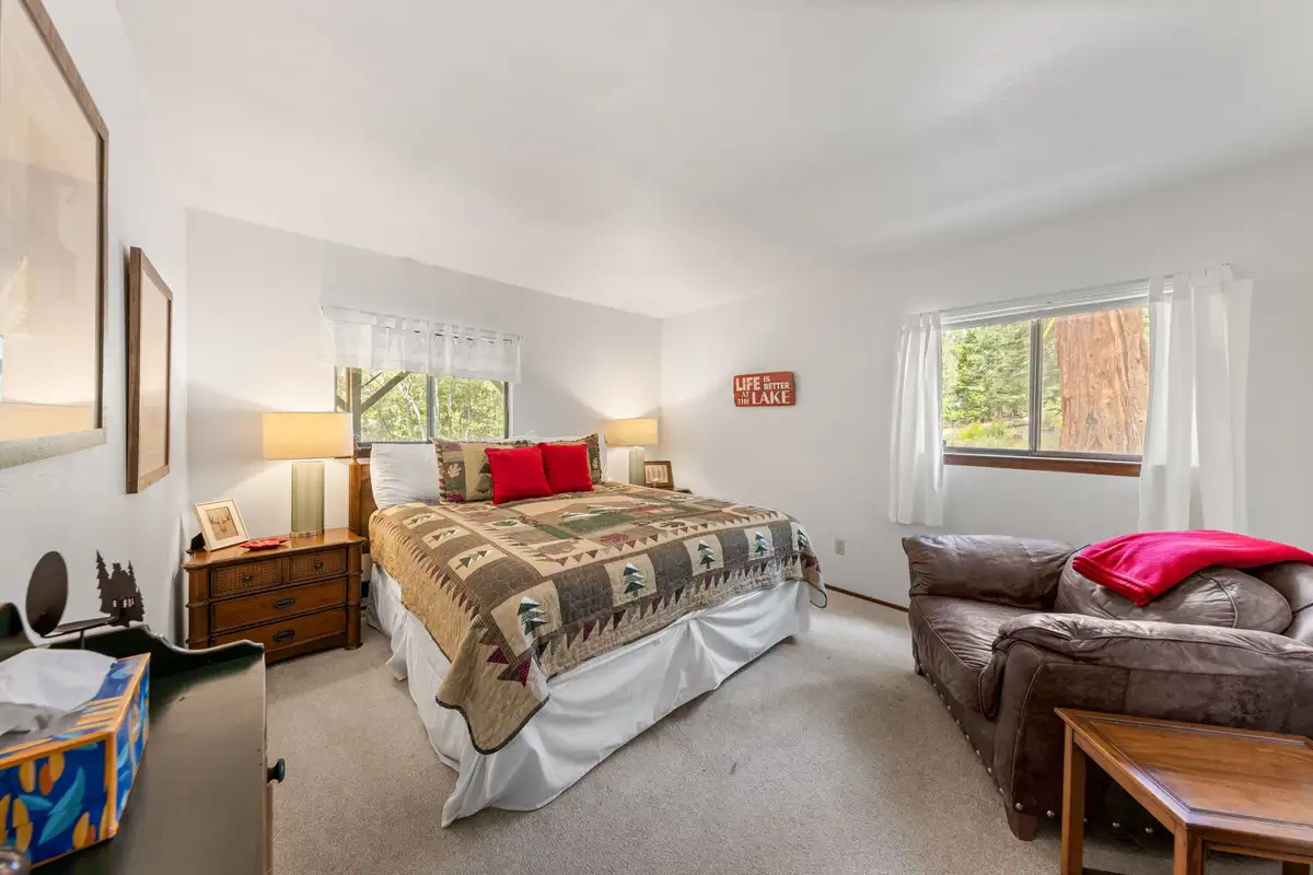 1st floor bedroom King, Evergreen Hideout