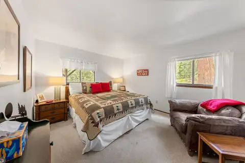 1st floor bedroom King, Evergreen Hideout