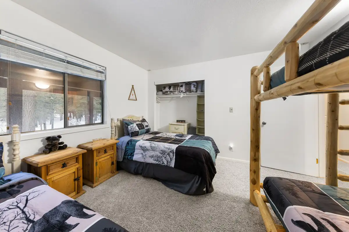 3rd bedroom on lower level, Sierra Woodlands Getaway