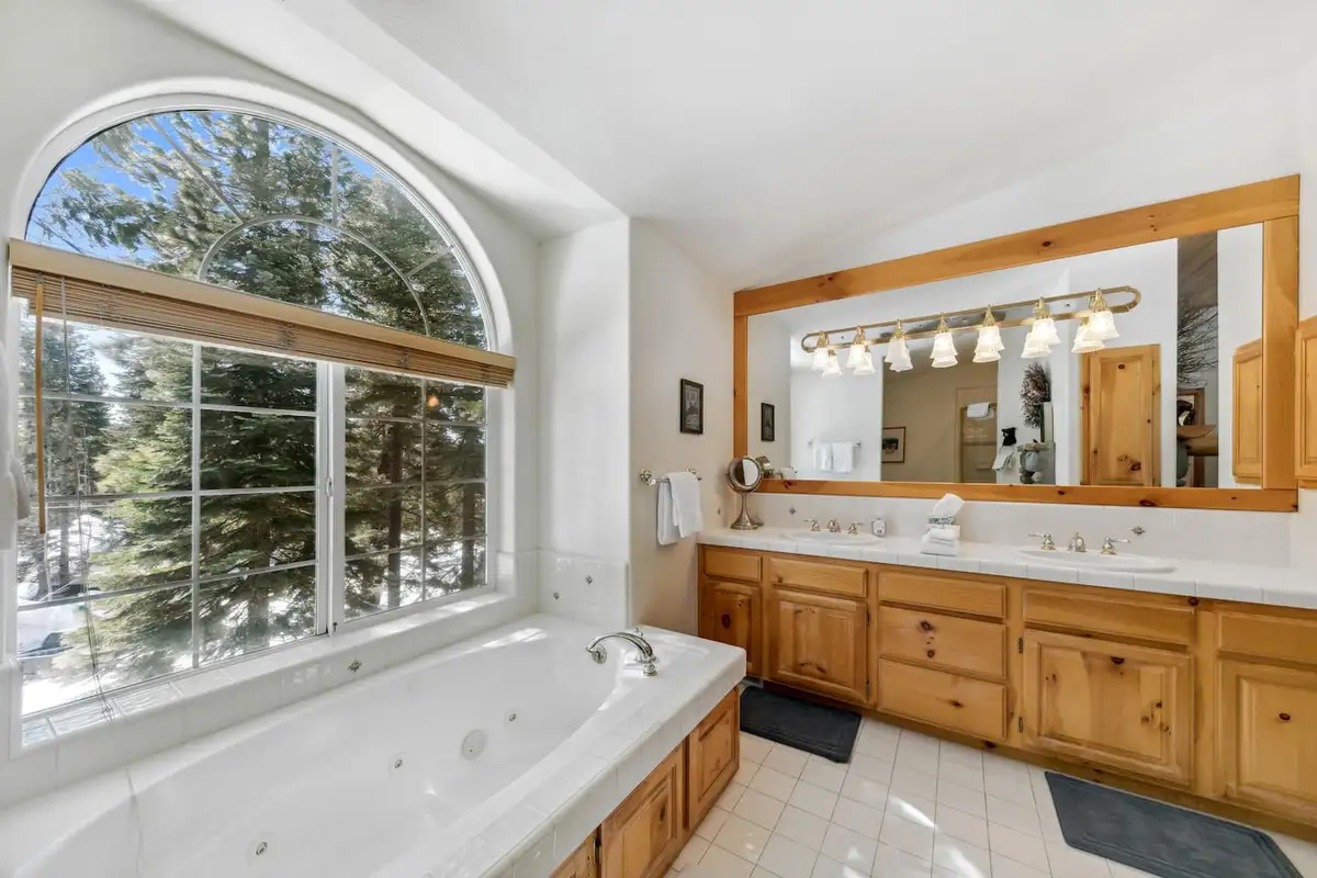 Bathroom with jetted tub under an arched window, Hastings Hideaway Cabin