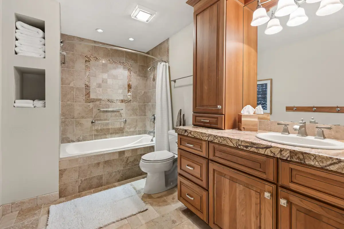Ensuite bathroom, Elevated Tahoe Escape