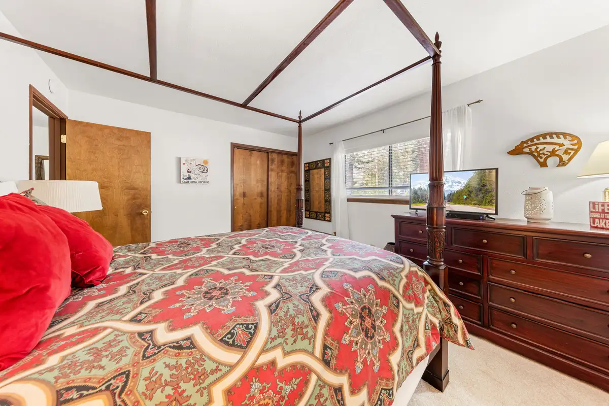 1st floor bedroom Queen, Evergreen Hideout