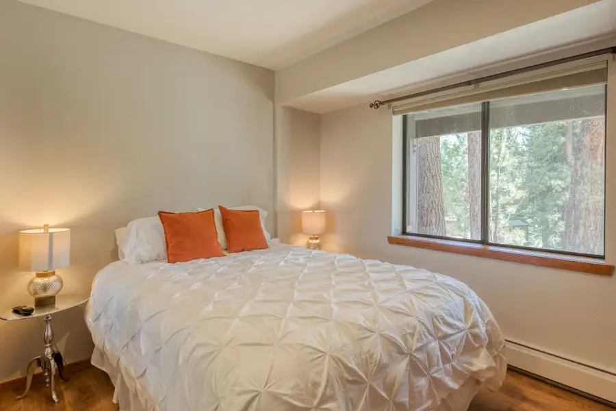 Third bedroom with queen bed, Lunar Lakeview Haven