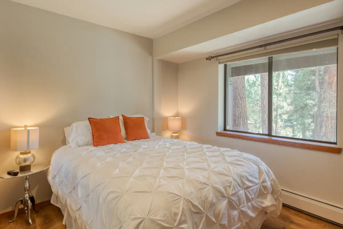 Third bedroom with queen bed, Lunar Lakeview Haven