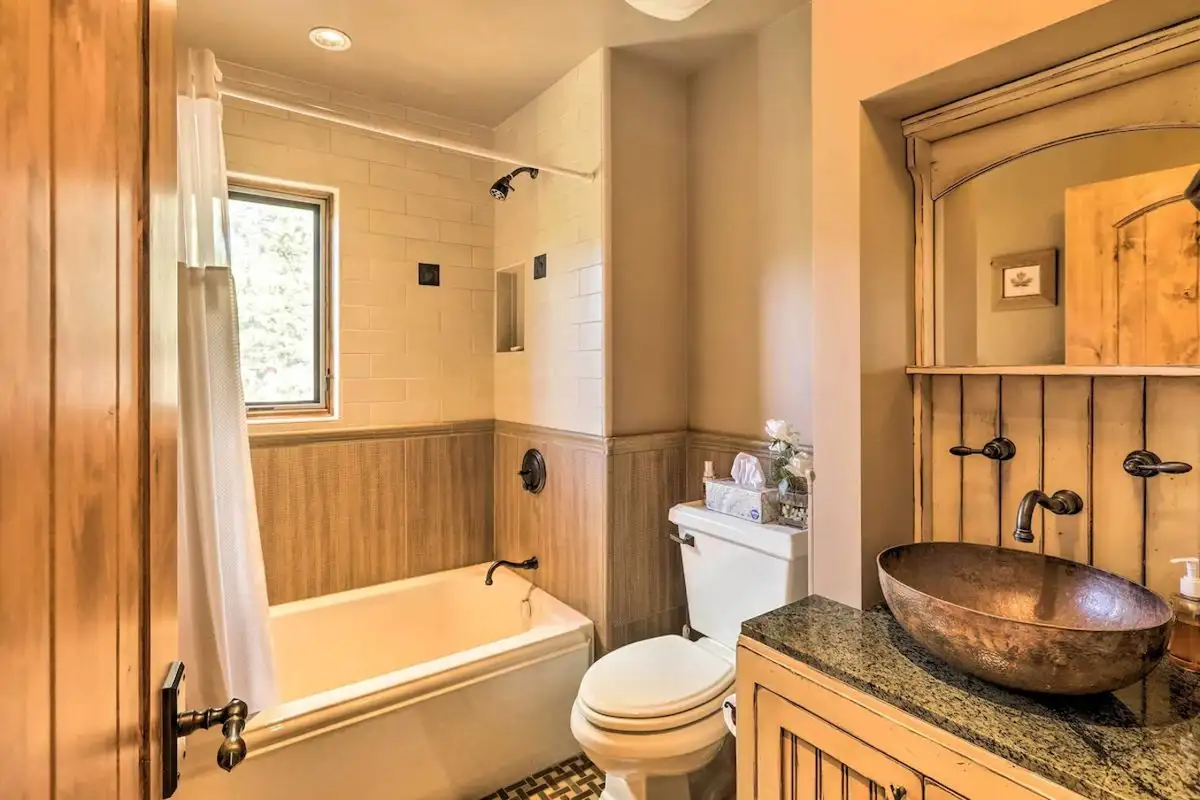 Full Bathroom, Lakeview Oasis