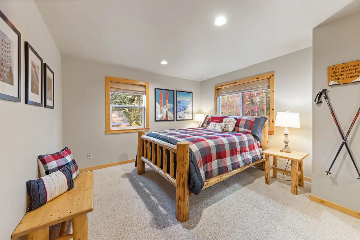 Lower level bedroom, Lakeview Grandeur