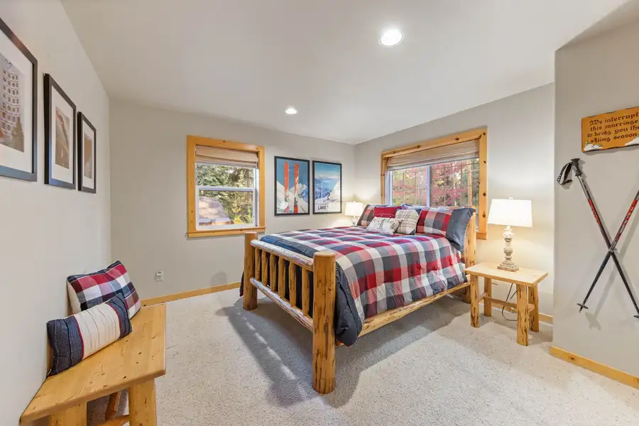 Lower level bedroom, Lakeview Grandeur