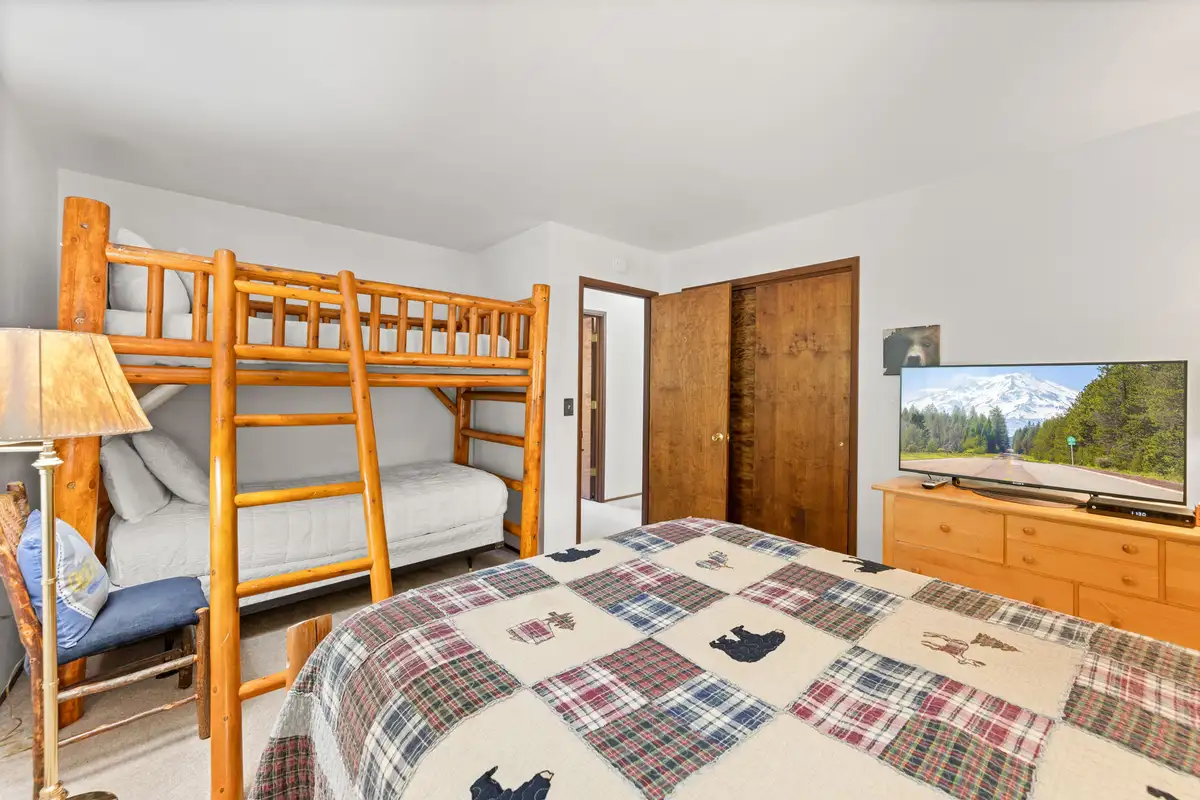 1st floor Queen and 2 Twins, Evergreen Hideout