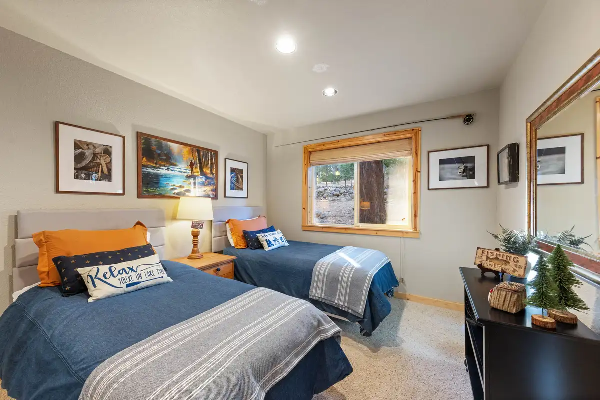 Lower level bedroom, Lakeview Grandeur