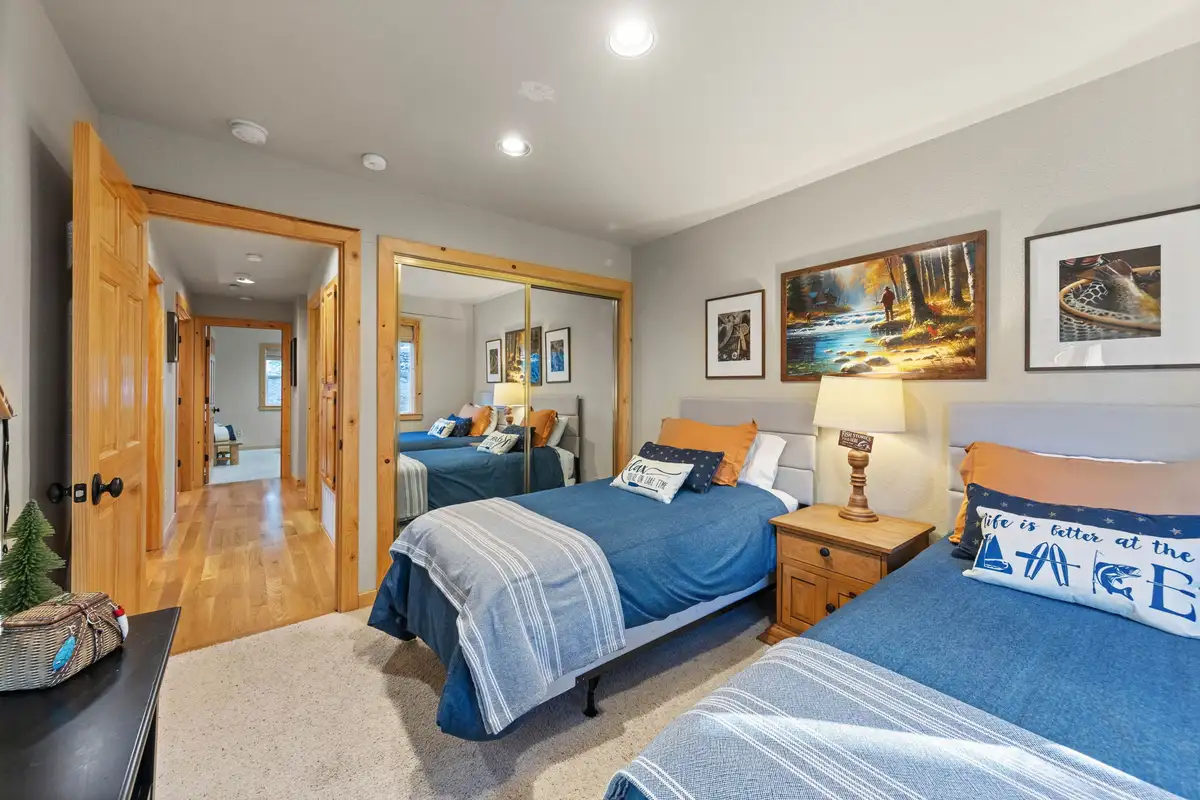 Lower level bedroom, Lakeview Grandeur