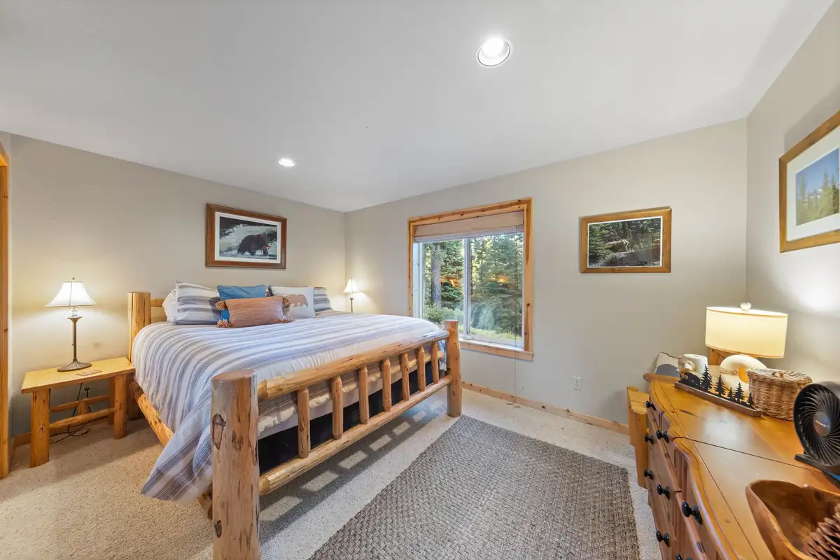 Lower level bedroom, Lakeview Grandeur