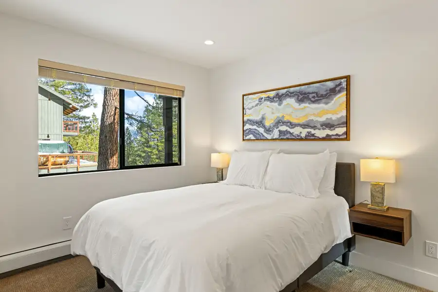 2nd floor bedroom # 2 with double bed, Incline Lakehouse Lookout