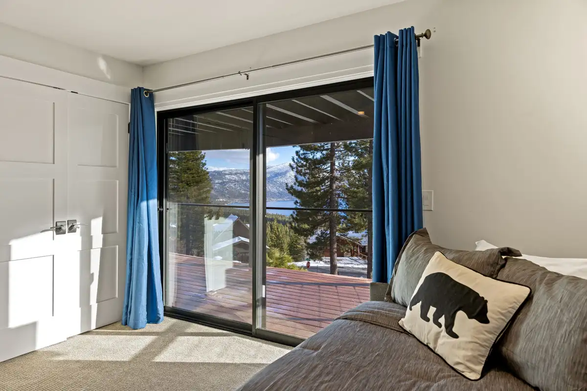 Bedroom with daybed and sliding door to deck with lake visible, Incline Lakehouse Lookout
