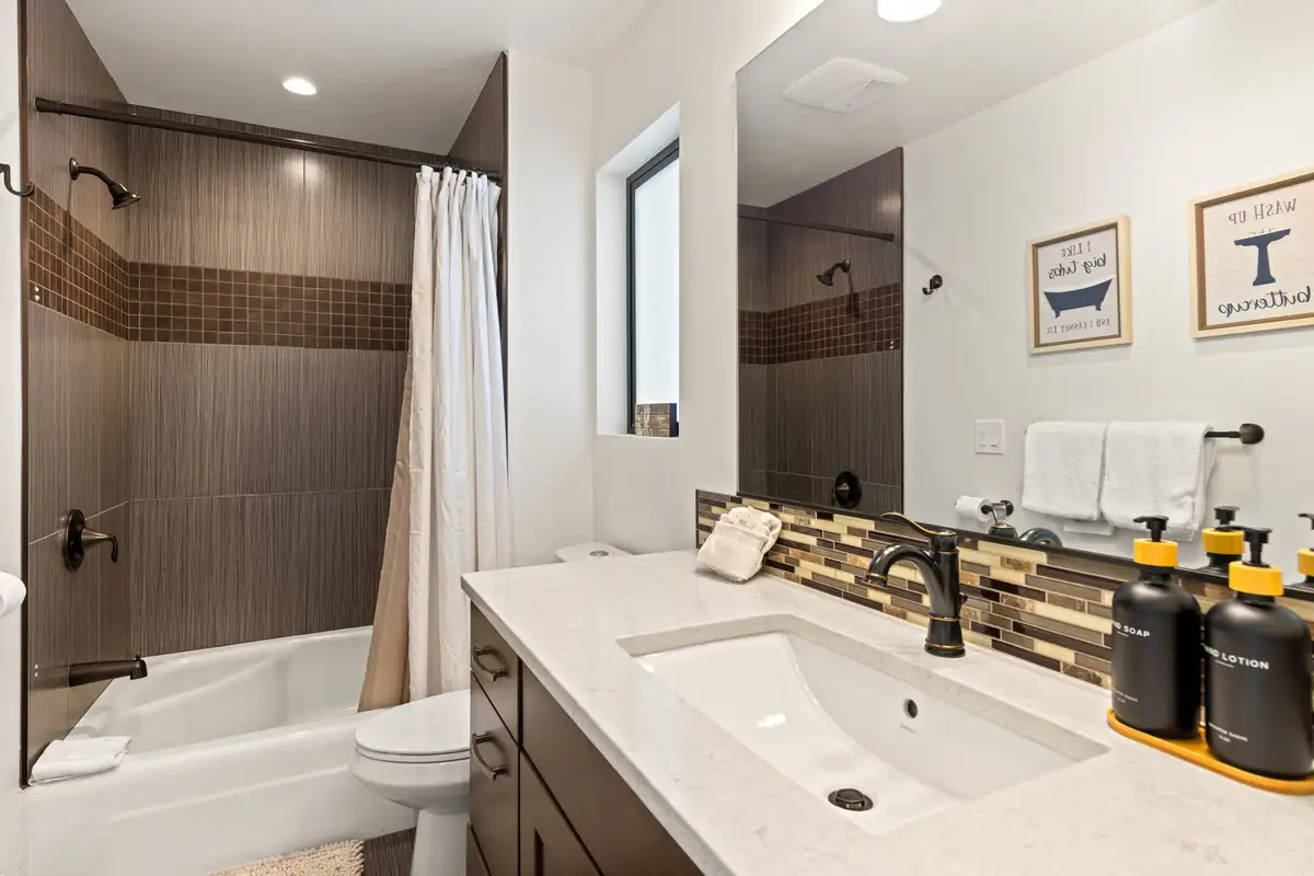 2nd floor shared bathroom, Incline Lakehouse Lookout